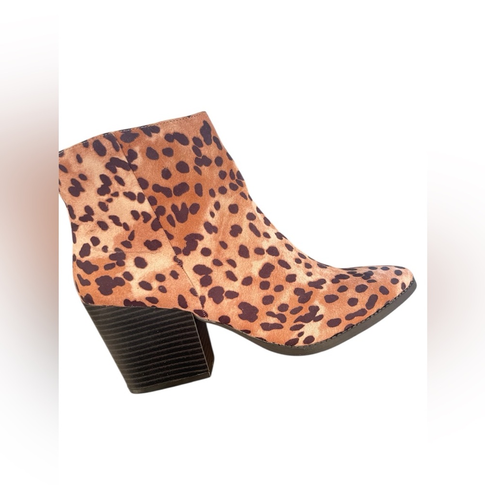 Kaari Blue Eloise Cheetah Animal Print Women’s Pointy Ankle Bootie’s Size 9M NEW